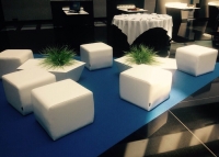 Plantas artificiales para eventos con sofas