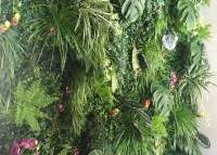 Jardín vertical con plantas artificiales tropicales